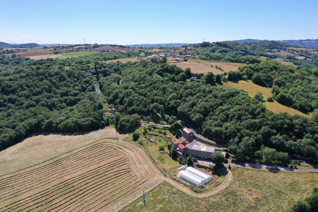 ferme du Mas de Fraysse dans l'Aveyron vue aérienne  de Saint Victor