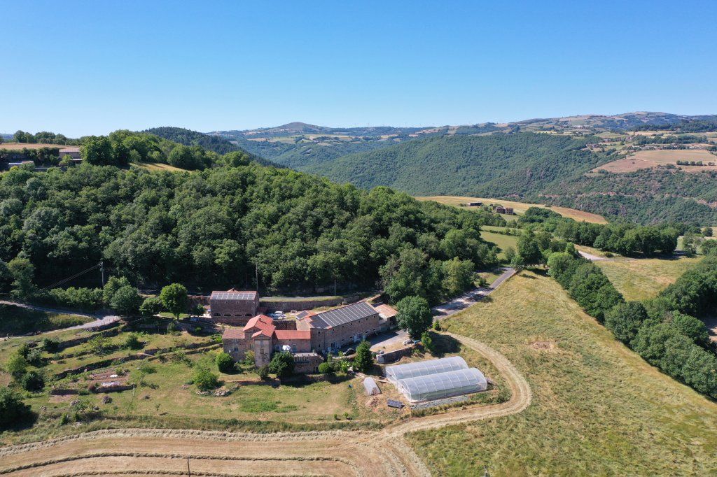 ferme du Mas de Fraysse dans l'Aveyron vue sur les Raspes du Tarn